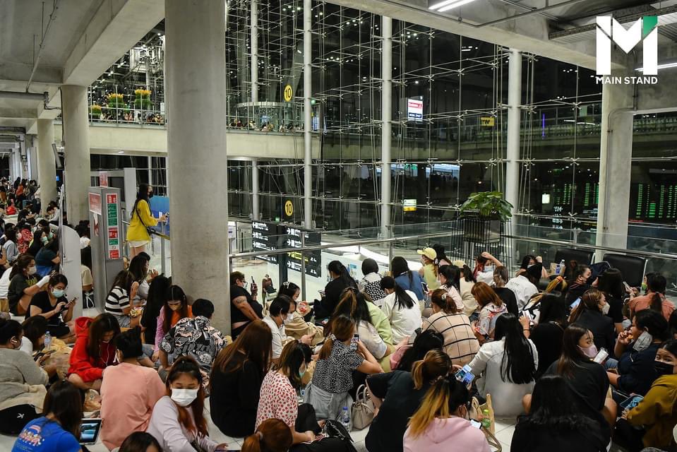 feelphoto3's tweet image. แฟนคลับรอต้อนรับ แจ็คสัน หวัง แน่นสนามบินสุวรรณภูมิ คิวแรกมาตั้งแต่ทุ่มหนึ่งของเมื่อวาน

#StandForAll #สื่อกีฬาที่เข้าถึงทุกคน #MSPhoto
#Nikon #NikonThailand #TeamNikon #แจ็คสันหวัง #WelcomejacksonToThailand #JacksonWang #FEELPHOTO #อำพลทองเมืองหลวง