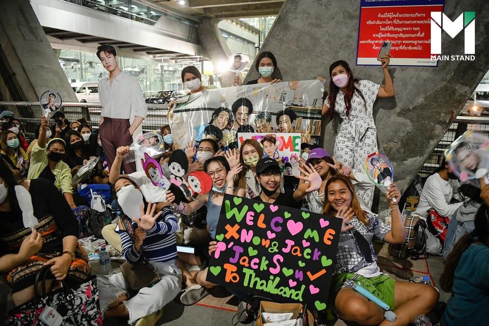 feelphoto3's tweet image. แฟนคลับรอต้อนรับ แจ็คสัน หวัง แน่นสนามบินสุวรรณภูมิ คิวแรกมาตั้งแต่ทุ่มหนึ่งของเมื่อวาน

#StandForAll #สื่อกีฬาที่เข้าถึงทุกคน #MSPhoto
#Nikon #NikonThailand #TeamNikon #แจ็คสันหวัง #WelcomejacksonToThailand #JacksonWang #FEELPHOTO #อำพลทองเมืองหลวง