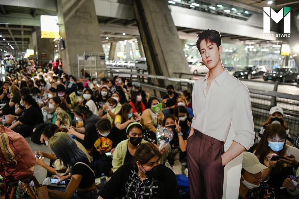 feelphoto3's tweet image. แฟนคลับรอต้อนรับ แจ็คสัน หวัง แน่นสนามบินสุวรรณภูมิ คิวแรกมาตั้งแต่ทุ่มหนึ่งของเมื่อวาน

#StandForAll #สื่อกีฬาที่เข้าถึงทุกคน #MSPhoto
#Nikon #NikonThailand #TeamNikon #แจ็คสันหวัง #WelcomejacksonToThailand #JacksonWang #FEELPHOTO #อำพลทองเมืองหลวง