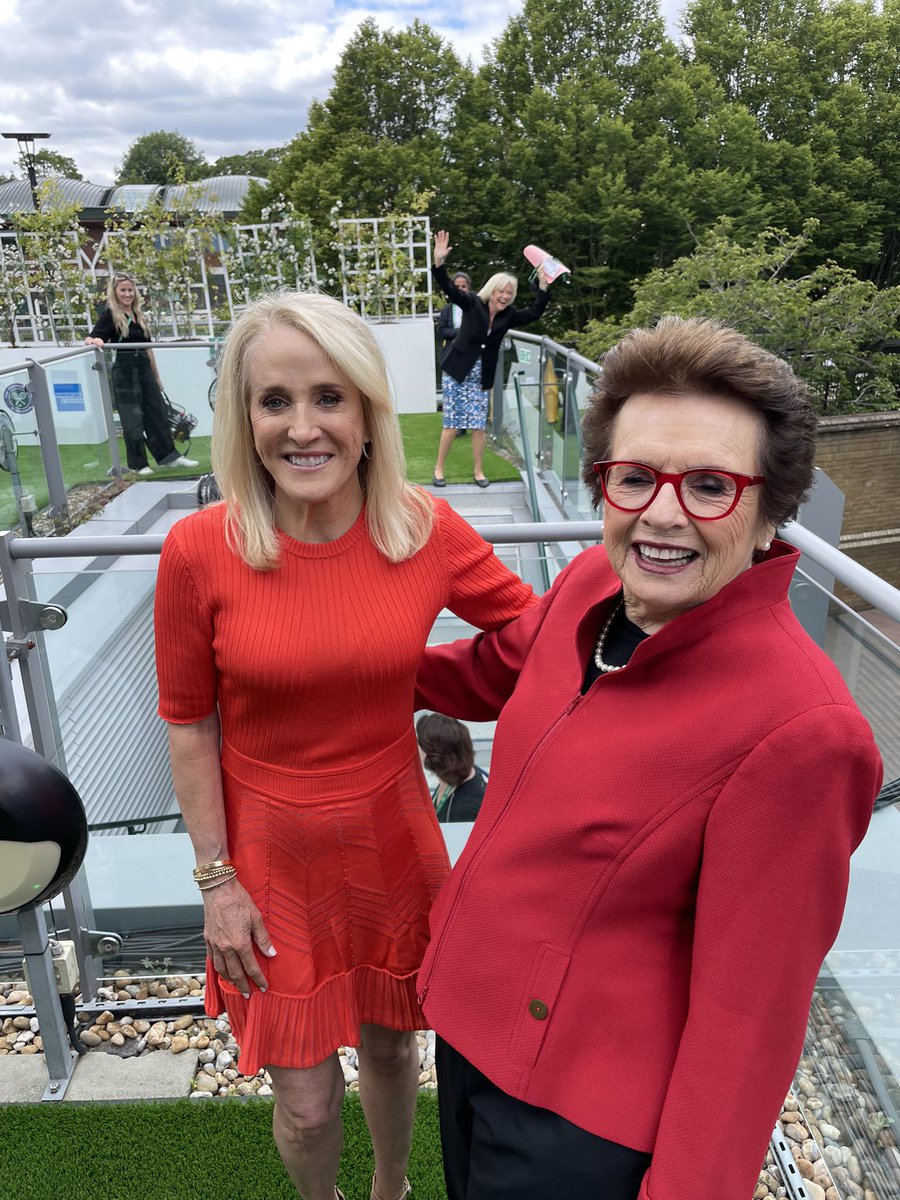BillieJeanKing's tweet photo. Nothing like a #Wimbledon photo bomb from the legendary Sue Barker. https://t.co/w0s3pvnFW7