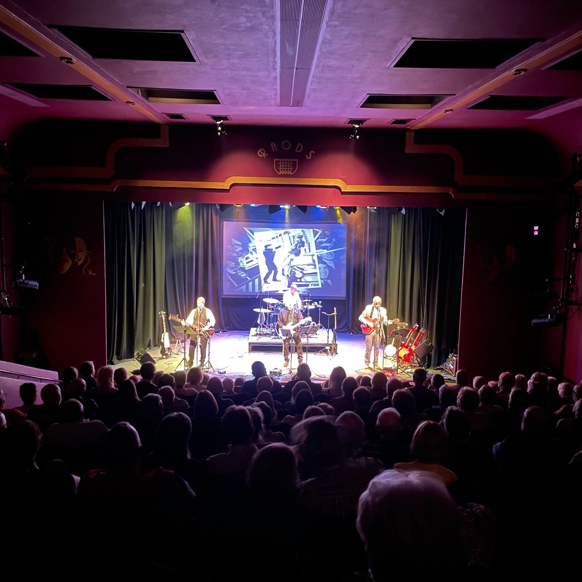 We have also given Small Grants Programme awards to two essential projects to support ongoing viability - <a href="/trwakefield/">Theatre Royal Wakefield</a> will install CCTV and @PlazaRomsey will replace its electrical distribution board 
theatrestrust.org.uk/latest/news/18…  <a href="/TheLinburyTrust/">The Linbury Trust</a>