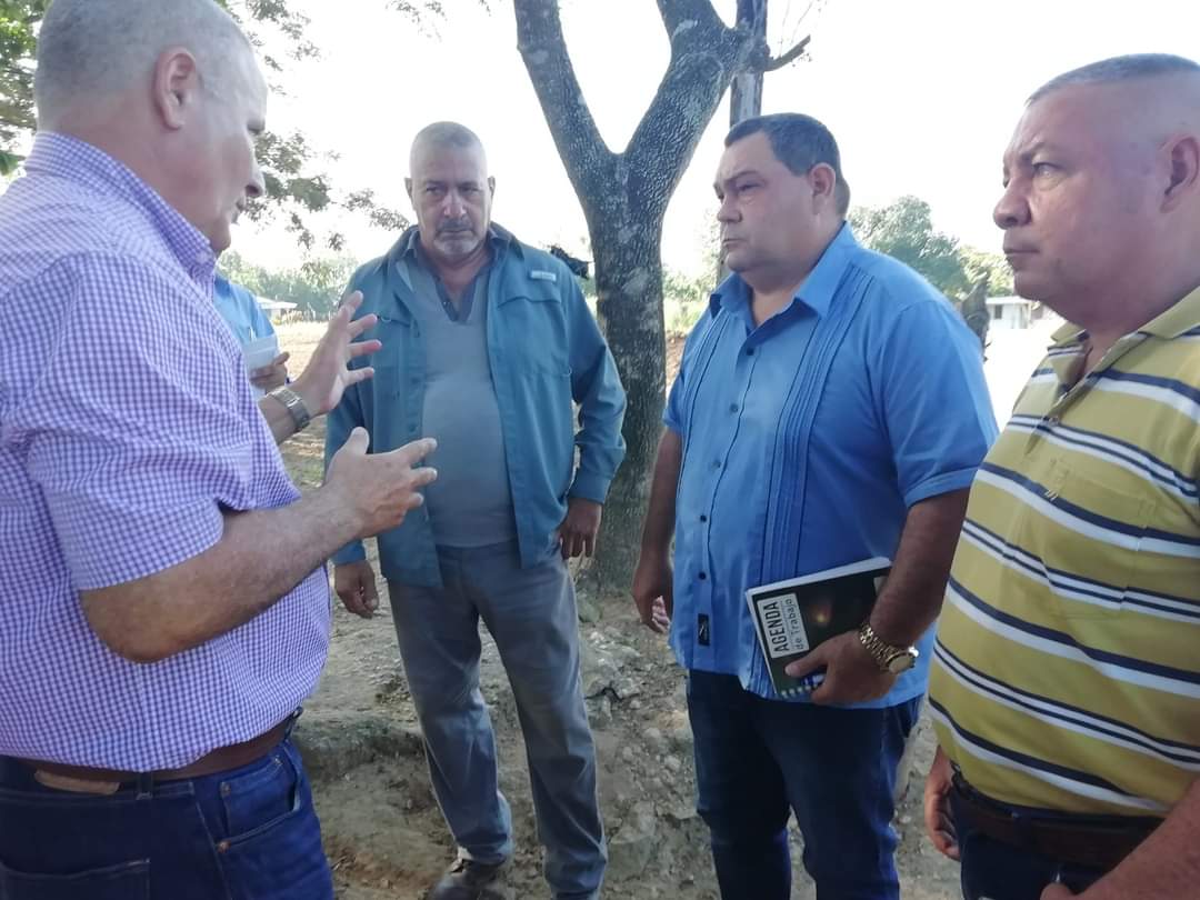 En #PinardelRío <a href="/FelixDuarteOrte/">Félix Duartes Ortega</a> miembro del secretariado del Comité Central del <a href="/PartidoPCC/">Partido Comunista de Cuba</a> intercambia con productores y directivos del sector tabacalero para conocer los aseguramientos de la próxima campaña.  #CubaPorLaPaz #ParaCubaTrabajamos