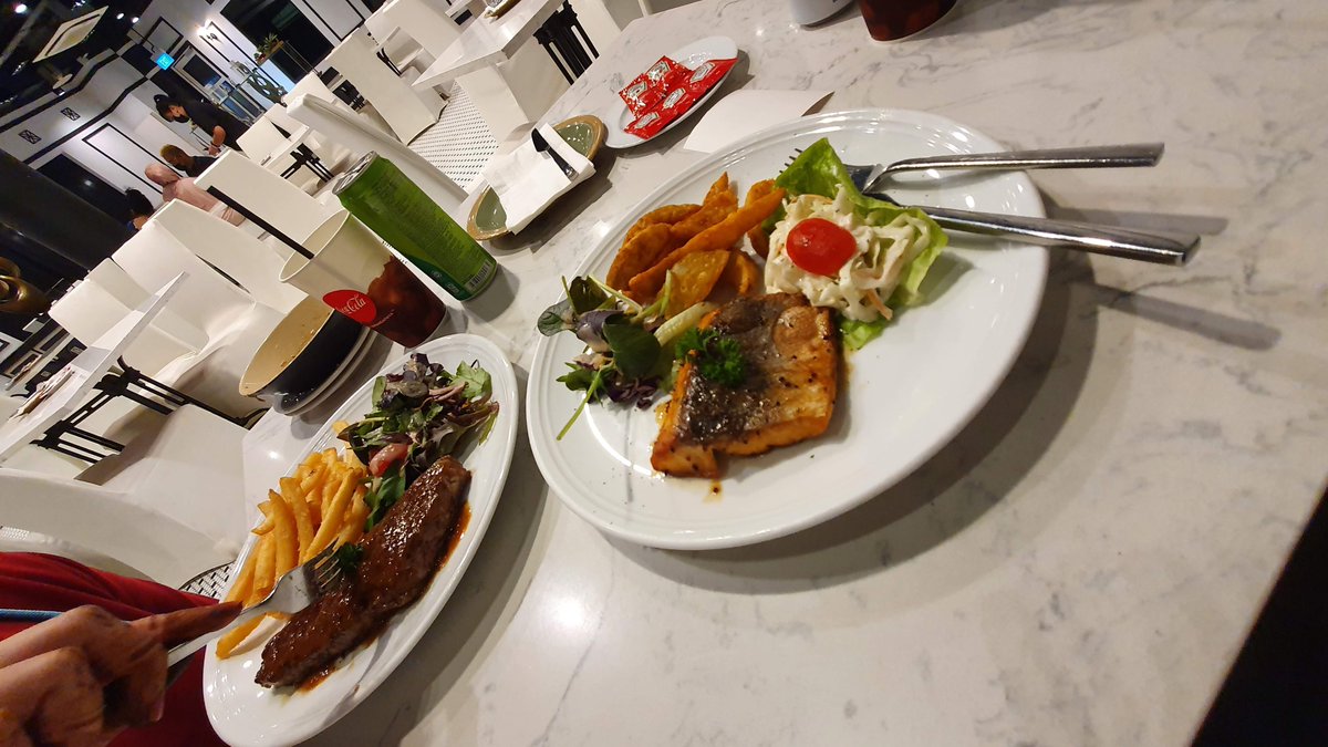 mrnasrinasir's tweet photo. I'm finally back to Twitterverse. Celebrated post-wedding vibes with a short staycation, good dinner and movie. What did I miss? https://t.co/GVfrmvXP13