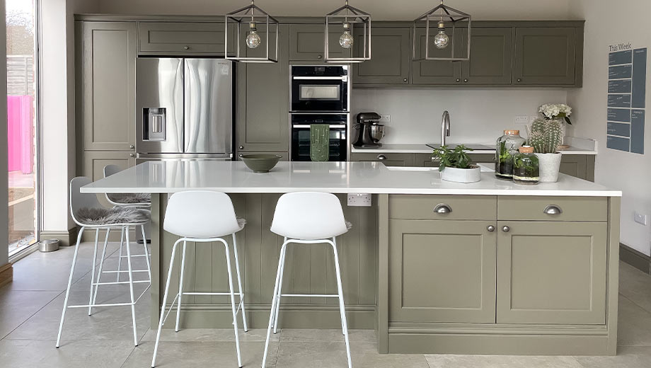 LDCkitchens's tweet image. Want to stay neutral but also add a touch of colour? The near-neutral nature of our Olive finish gives a green hue, which works well with lots of different colours, allowing you to switch up accessories &amp;amp; décor as you please!👌 @Masterclasskitc #kitchencolours