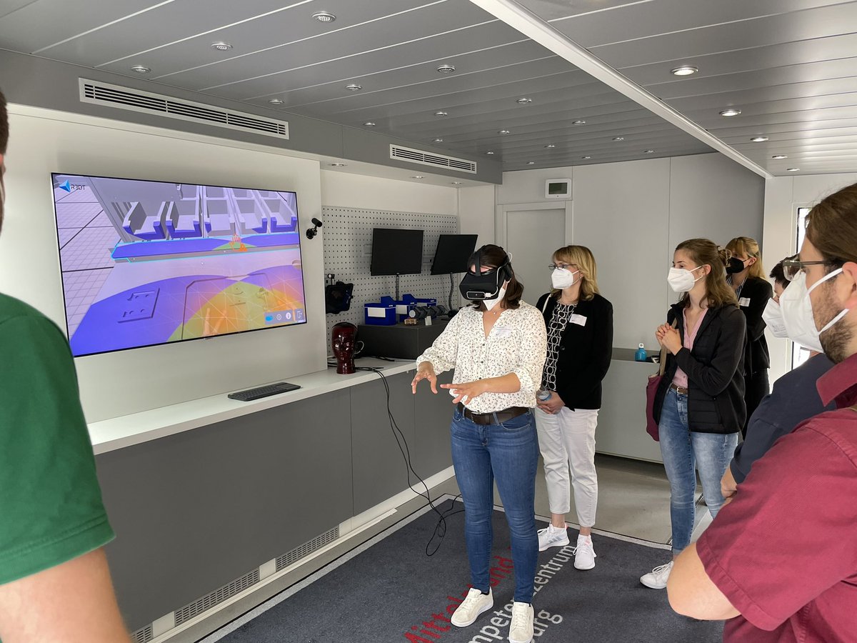 DigitalAugsburg's tweet photo. Führungen durch die Versuchshallen der Lehrstühle fml und iwb der Technischen Universität München sowie das Mittelstand-Digital Mobil #Kickoff #Digitalisierung #Nachhaltigkeit https://t.co/xAzdJL1uaT