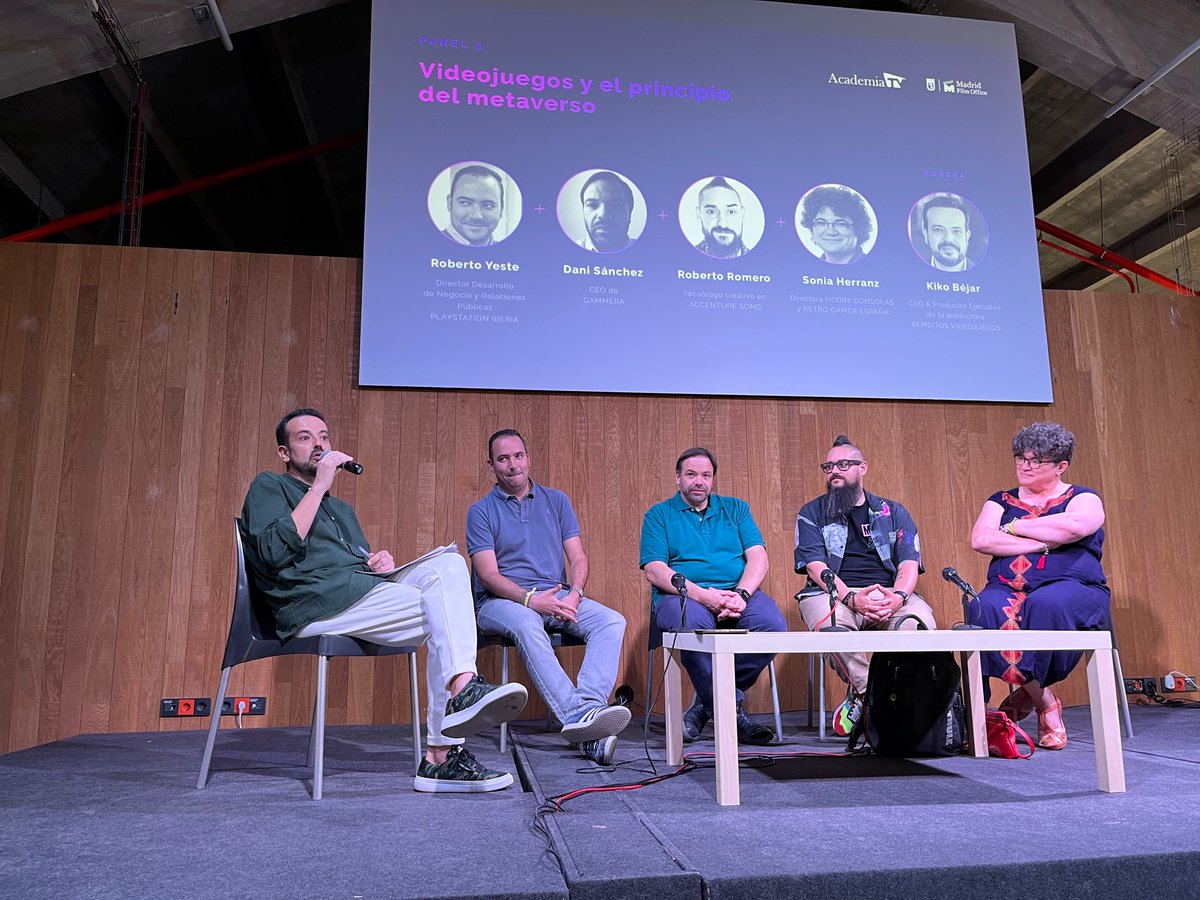 Oscarreset's tweet photo. “El #Metaverso aún no existe”. En esto coinciden Roberto Romero y Sonia Herranz en el evento de  @academia_tv #LaFamiliaDeLaTele
Mola estar aquí para escuchar el desarrollo de estas opiniones 😉 https://t.co/NCzFgkHdVI