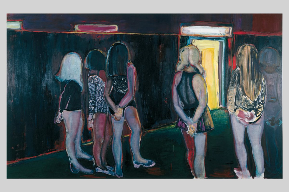 Palazzo_Grassi's tweet photo. Sei donne, dipinte di spalle, guardano verso un unico punto, una porta da cui filtra una luce gialla, in una dimensione di attesa e sospensione. 

“The Visitor” è una delle opere di #MarleneDumas che esplorano le convenzioni dello sguardo maschile.

Scopritela a Palazzo Grassi! https://t.co/Vb5FSRSSWe