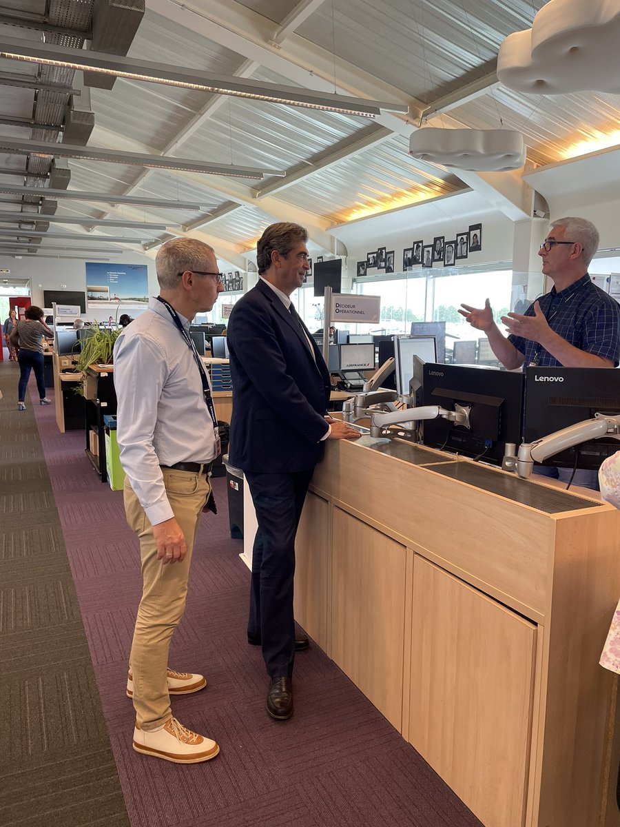 Merci à <a href="/AlwhiteBlanc/">Alexandre Blanc</a> DGOA Air France d’être venu au Hub cet après-midi exprimer la solidarité des pilotes AF aux équipes du sol dans ce moment d’exploitation compliqué. Tous solidaires pour réussir l’été. Mobilisés pour nos clients.