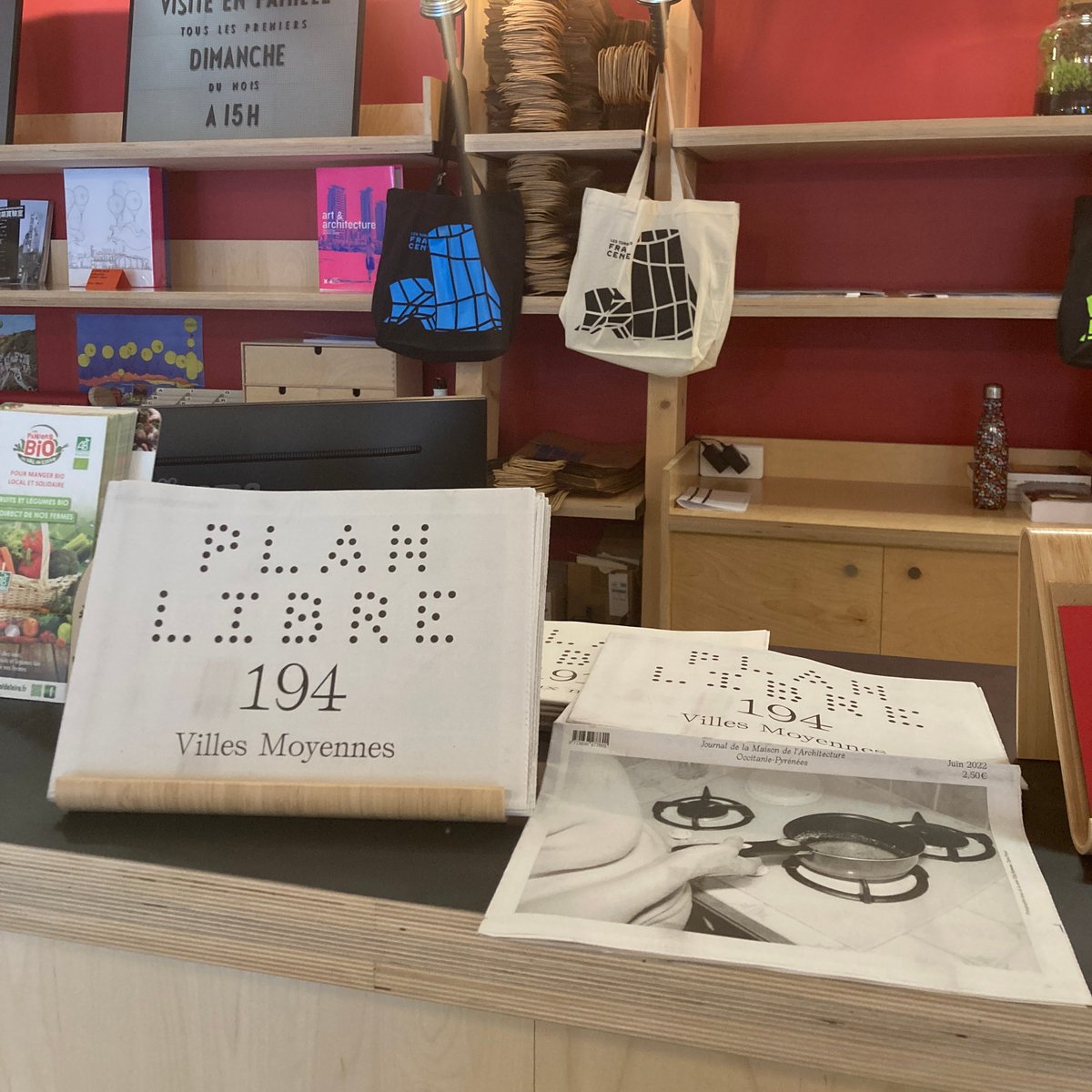 MAISONMP's tweet photo. Retrouvez le journal #PlanLibre à la librairie Renée Gailhoustet @FracCentre à Orléans ! 😎
· · · 
Chaque numéro est en vente tous les mois, au prix de 2,50 €. Retrouvez la liste des librairies👉 https://t.co/wU2H3Zd5qQ
&amp; les anciens numéros en ligne 👉 https://t.co/xFkxyjMECd https://t.co/W3uGxvwO7J