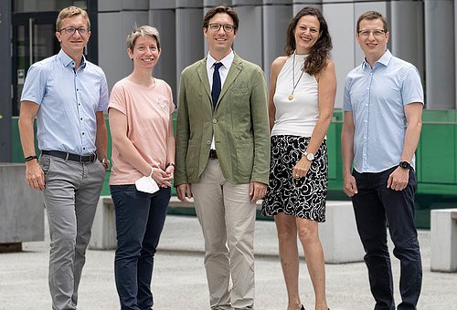 Congratulations to Dagmar Kratky, spokesperson of the SFB Lipid Hydrolysis, as consortium member of the newly funded first Med Uni Graz Flagship Project “Vascular Health in Aging and Disease (VascHealth)”.
 
Read more here (German):
medunigraz.at/news/detail/fl…