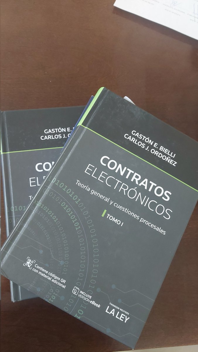 mellisbellotti's tweet photo. Me recibo y no agarro más un libro,  dijera el otro.. libros hermososs si los hay ❤️  #contratos #seguirestudiando #seguiraprendiendo @DerTec_Ordonez @GastonBielli https://t.co/IV2Zb1X77S