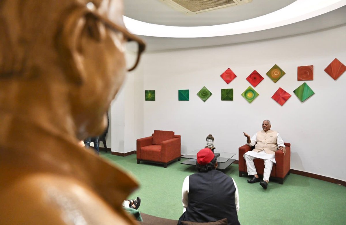yadavakhilesh's tweet photo. श्री यशवंत सिन्हा जी के उप्र आगमन पर उनका हार्दिक अभिनंदन एवं राष्ट्रपति चुनाव के लिए अनंत शुभकामनाएँ!

आशा है, उनके सशक्त एवं अनुभवी नेतृत्व में देश सौहार्दपूर्ण वातावरण में आगे बढ़ेगा और देश के संविधान एवं लोकतंत्र की रक्षा हो सकेगी। https://t.co/ULrEaVahSG