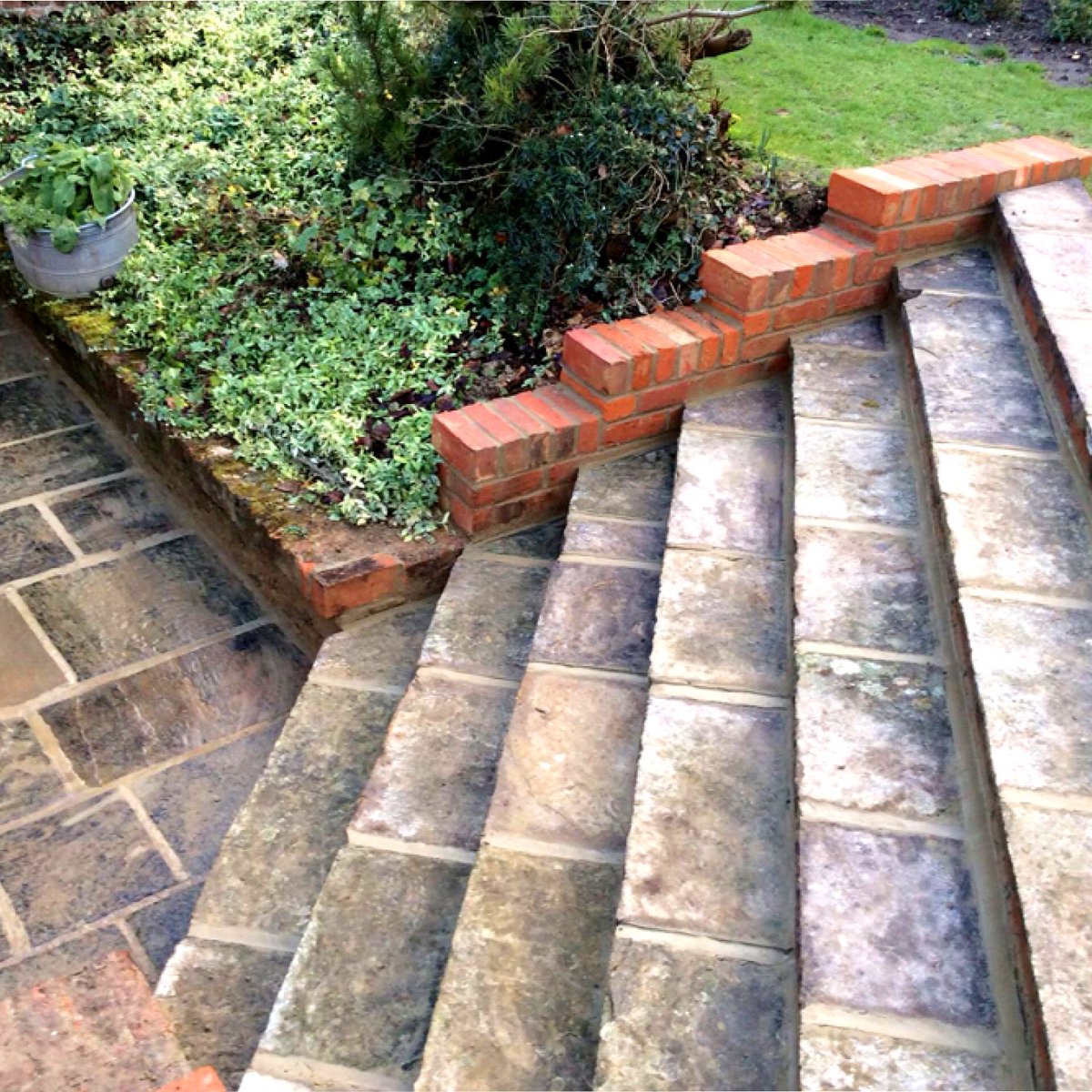 NewDrivewayCo's tweet photo. As part of the New Home Improvement Group, our highly skilled team work across the whole group to ensure we always have the right skills for the job, always delivering the highest quality products and service.

Call us today on 01865 341000.
#landscaping #homeimprovements https://t.co/JLWtYd8Fhh