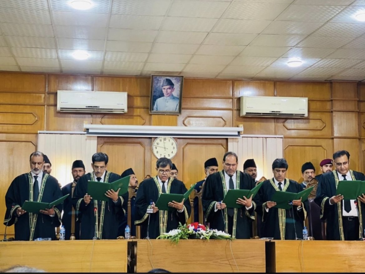 Aimalkhankakar's tweet photo. Five new judges of Balochistan High Court took oath today.

Hopefully we will see a woman judge on the bench too in next cycle of elevations to High Court of Balochistan as atm we have 14/14 male judges. 🧵 https://t.co/kFZchZmIyN