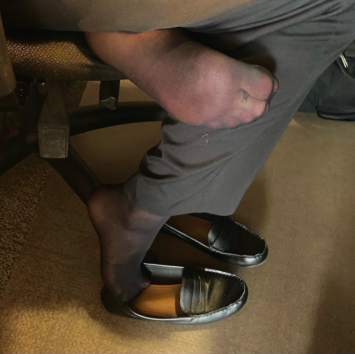 jessielynnsfeet's tweet photo. Happy Thursday!! π I saw some requests for nylons today so here ya go! π Hope everyone is having a wonderful day today!! π #officefeet #redtoes #blackflats #toerings #officeshoeplay https://t.co/vmesrPr29i
