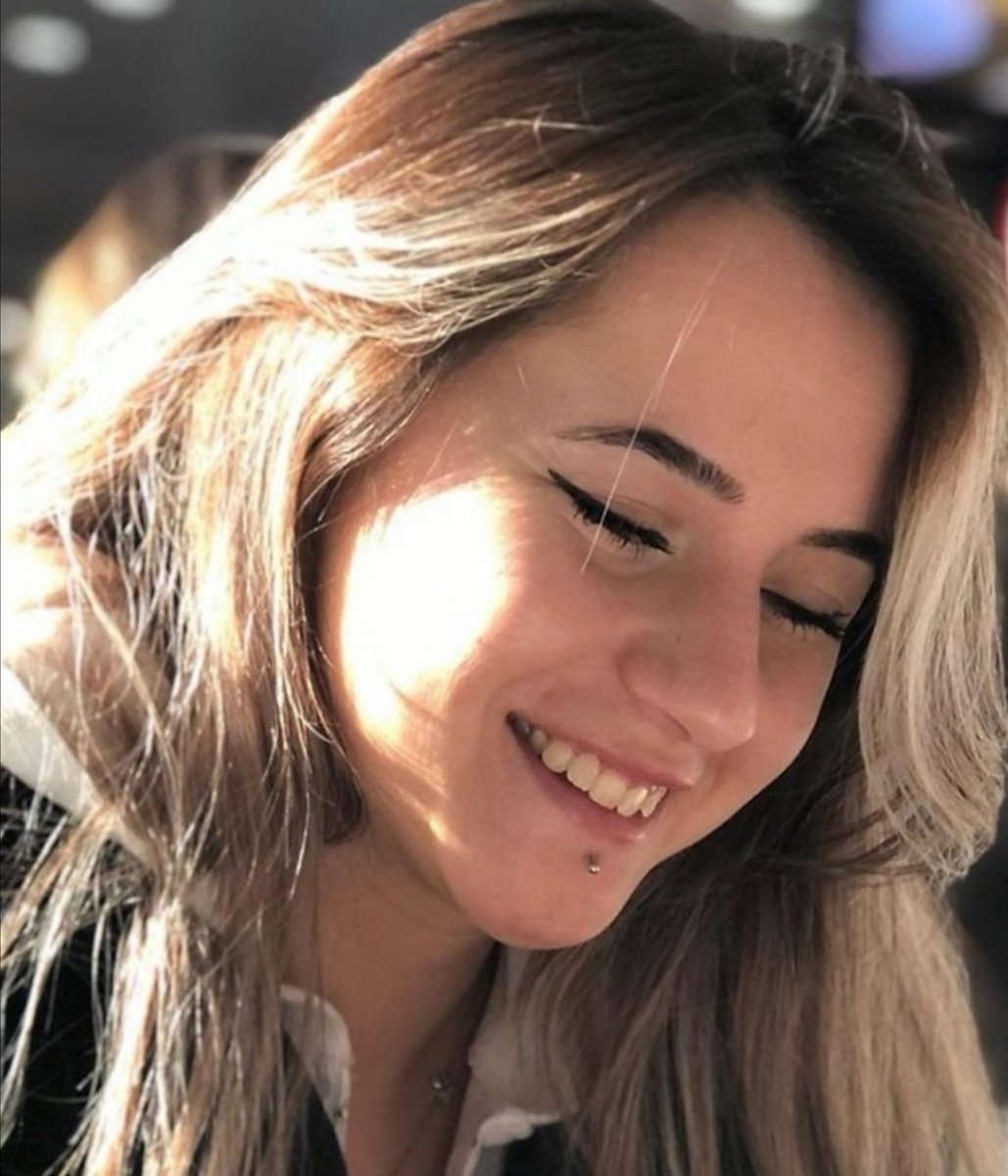 Plak olsam, Sezen Aksu çalsam,
Bozulsam, sürekli aynı şarkıyı çalsam...
"Ben sende tutuklu kaldım"