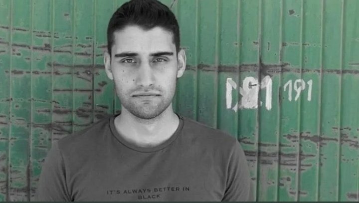 10 yıl 10 ay hüküm tutukluluk devam.Ertesinde itirazın kabulü ve tahliye.

Türkiye’de Twitter Hukuku diye bir şey var, istediği kararı alıyor-aldırıyor.