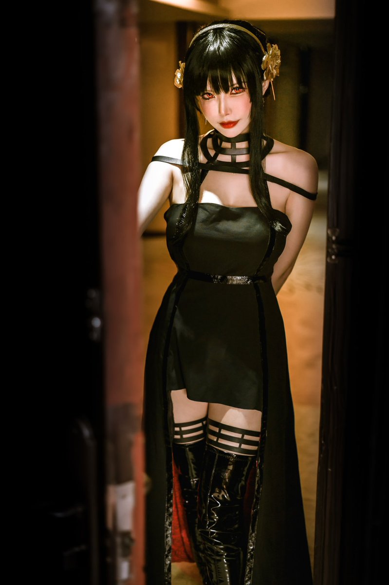 发个预告吧

“是您叫的房间按摩服务。”
“接受服务之前，方便先取您的性命吗？”

拍了同事八卦约尔在酒店提供服务的画面脑洞。

#SPYxFamily https://t.co/zSodgfFKtu