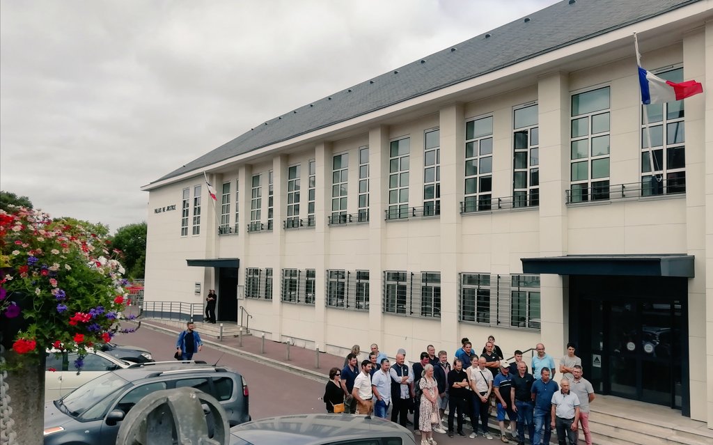 aopSunlait's tweet photo. 🔴 Nouvelle audience à Coutances pour #CeuxQuiFontLeLait, cette fois sur le fond du dossier. #contractualisation

🗓️ Délibéré le 30.08.22. https://t.co/wMOqL135u5