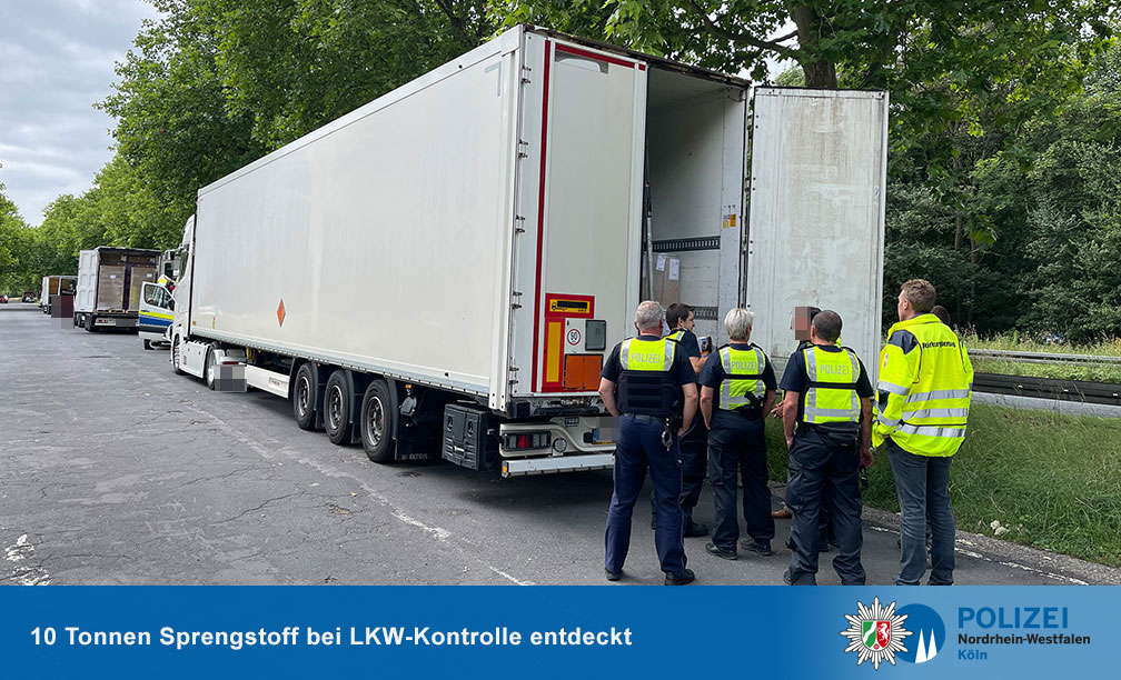 polizei_nrw_k's tweet photo. #PolizeiNRW #Köln #Leverkusen : 10 Tonnen Sprengstoff ungesichert auf Gefahrguttransporter - Fahrer unter Drogeneinfluss - Infos unter https://t.co/xUU3vcQOKi https://t.co/xS69CAjmKf
