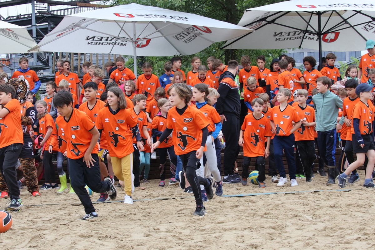 BRVolleys's tweet photo. Talente-Camp 2022: Tag 1 📸 🧡
#BRVolleys #sccjuniors #zeichensetzen #beachmitte #volleyball #berlin @berlin_recycling 📸 Jürgen Engler https://t.co/JYT3cJMTZX