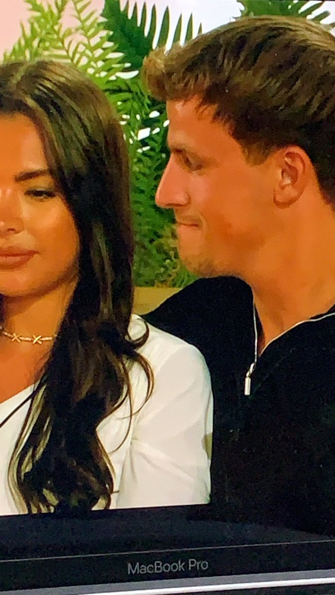 Annie14614301's tweet photo. he’s counting down the seconds until he can snitch on everyone #LoveIsland https://t.co/ENUiZCoqWC