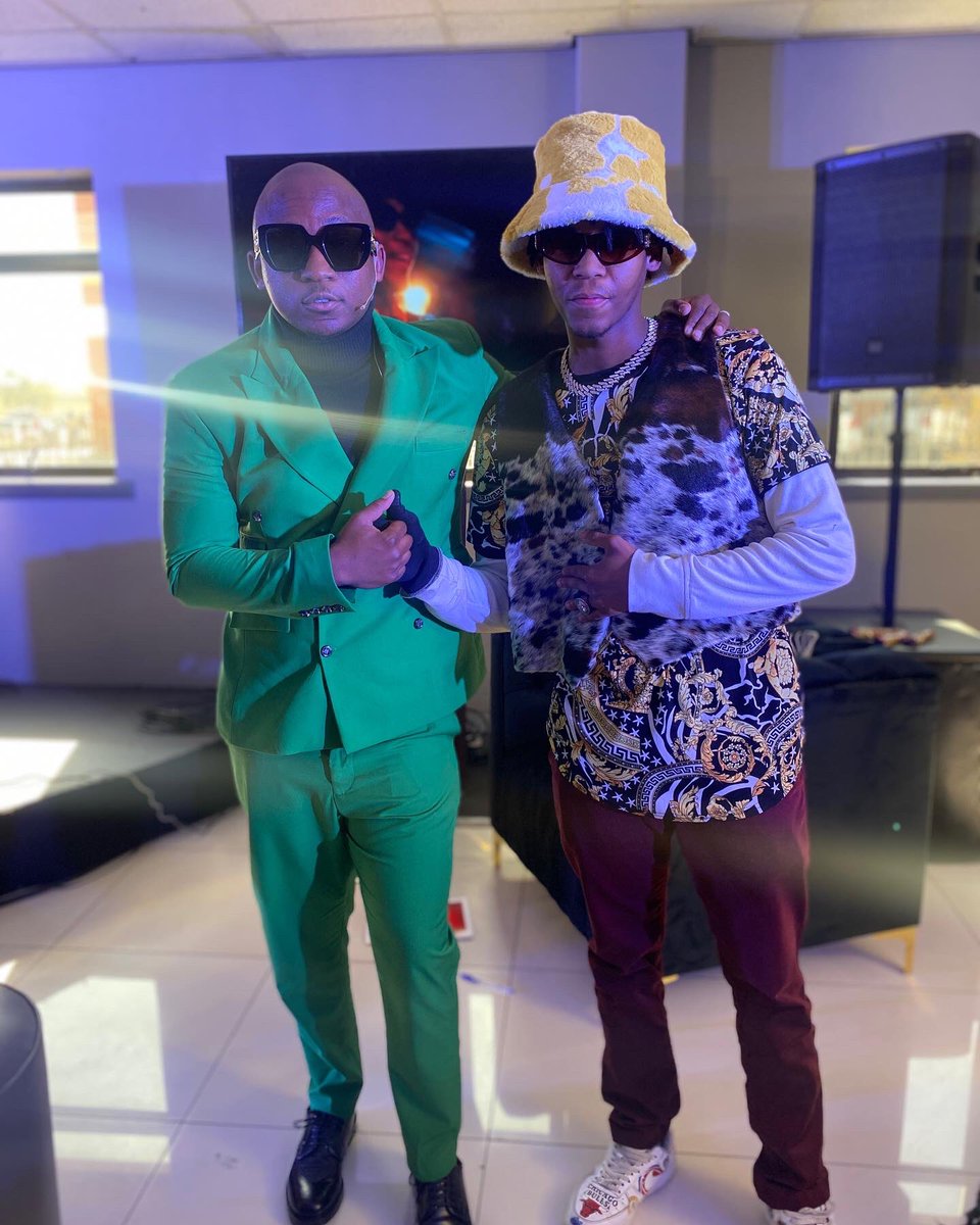 C_Hectic's tweet photo. #legendarylifelessons with the legend @KhuliChana @LunchBar_SA β¨β¨β¨πππππ½ https://t.co/CBCkNLhz91