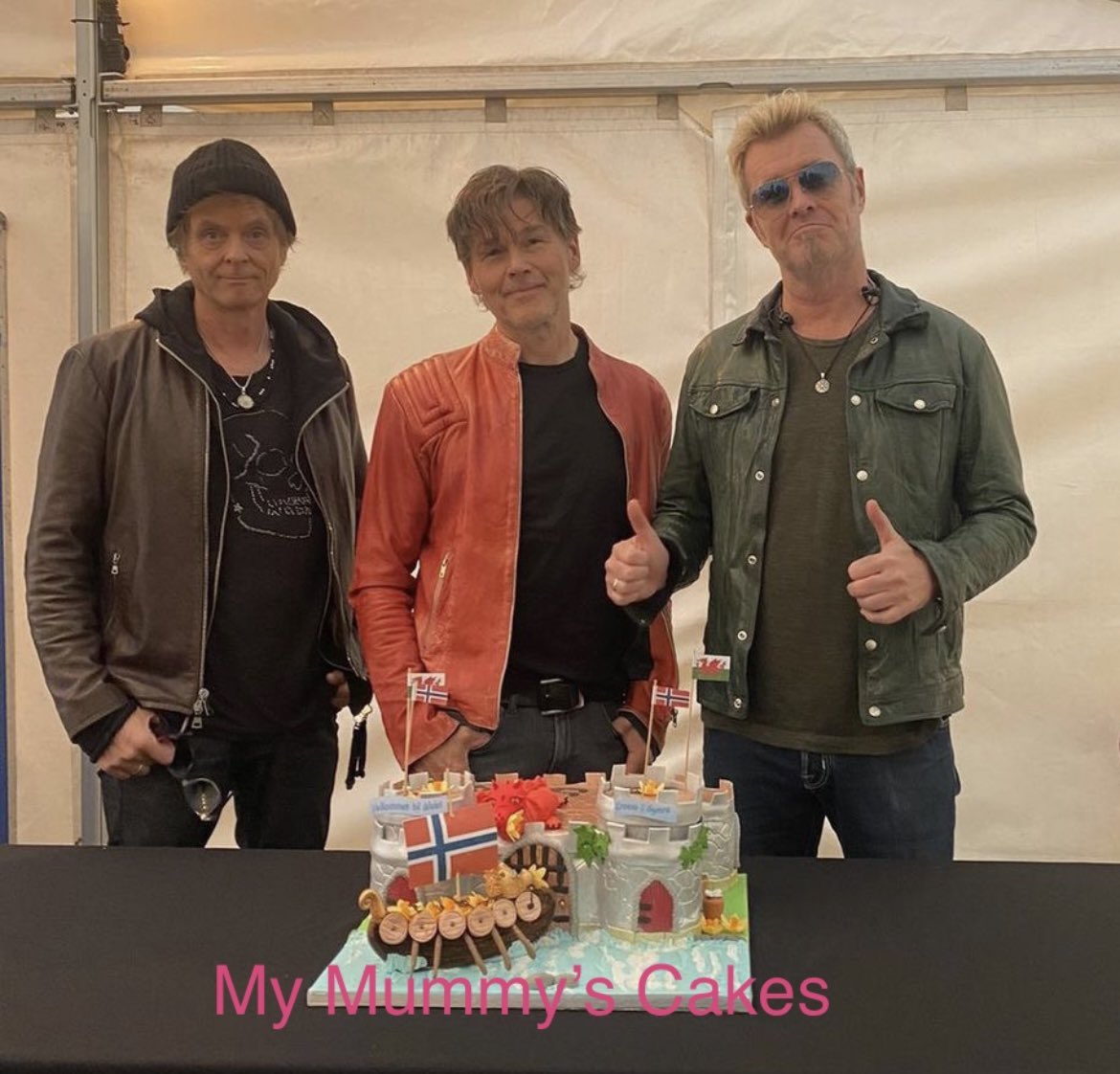 Mymummyscakes's tweet photo. Dream come true being able to bake a cake for these guys ❤️🎶🇳🇴🏴󠁧󠁢󠁷󠁬󠁳󠁿 https://t.co/14M7j3A40D