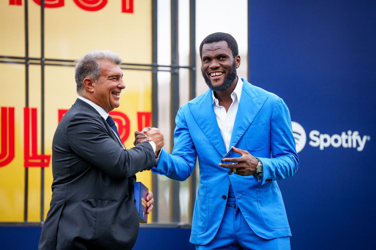 JoanLaportaFCB's tweet photo. Volem jugadors que desitgin jugar pel Barça, amb voluntat de comprometre’s amb les nostres essències i el nostre model de joc. Benvinguts Kessie i Christensen! https://t.co/IOtMlspeSp