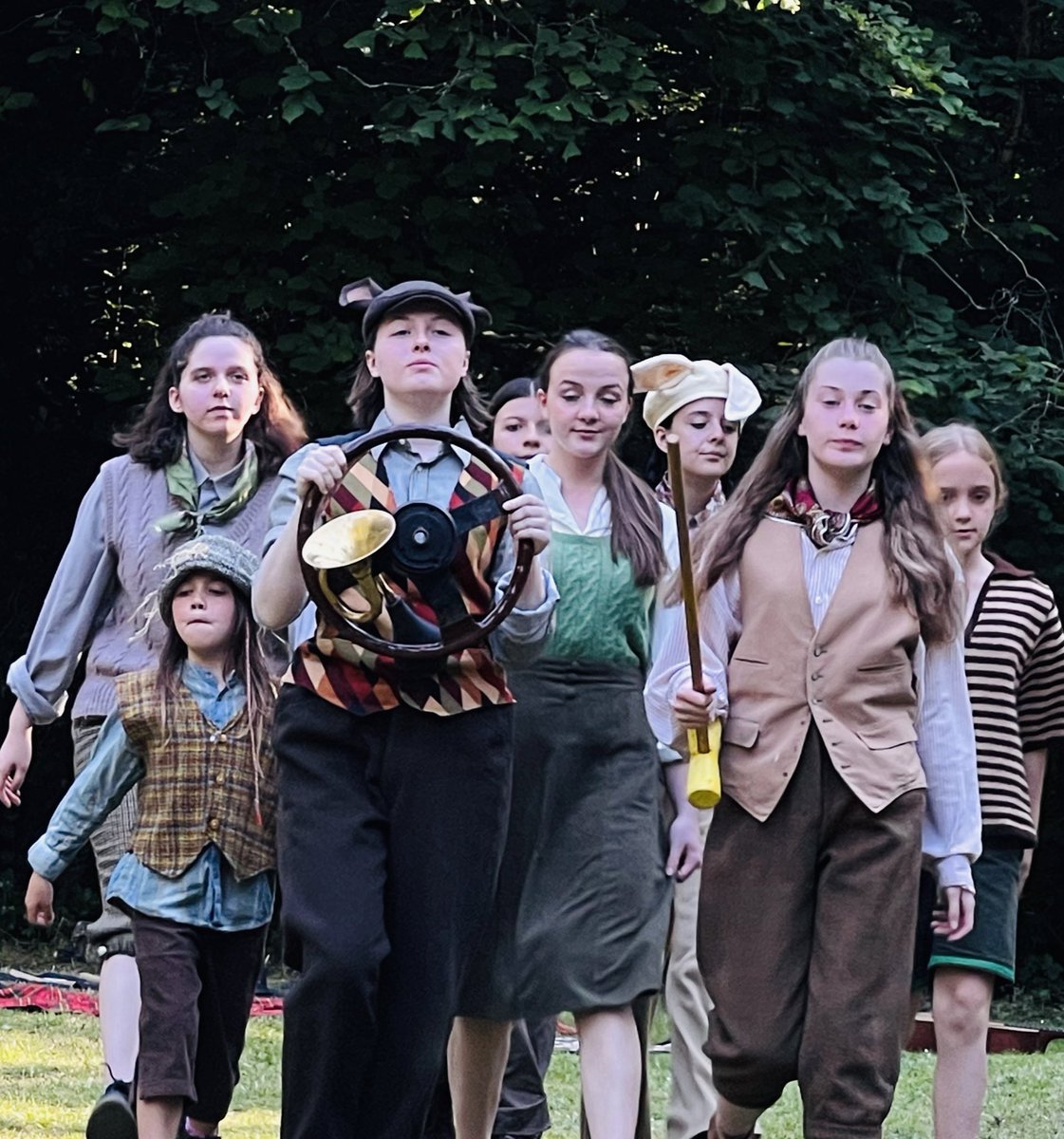 sarah_slator's tweet photo. I got a fabulous sneaky peek at #TheWindInTheWillows @thehawthcrawley this evening! What an inventive, funny and fun show by the brilliant Chloe Bond! Get tickets, pack a picnic and take the family this weekend! https://t.co/rB7VmJKxjC 🎟 https://t.co/0wibGcOhmy