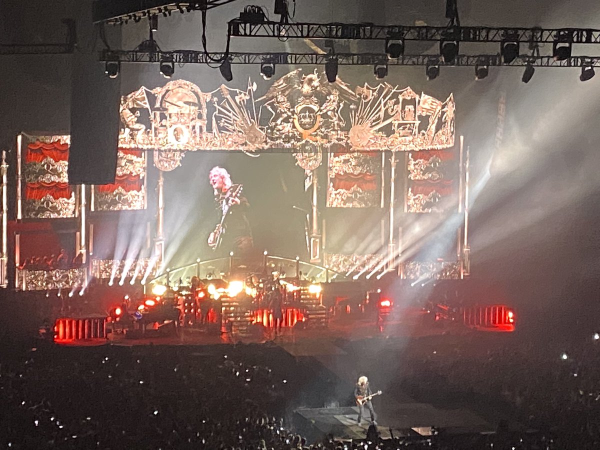 Ladies and gentlemen… Mr Brian May. Un trocito de Queen en Madrid. ❤️
