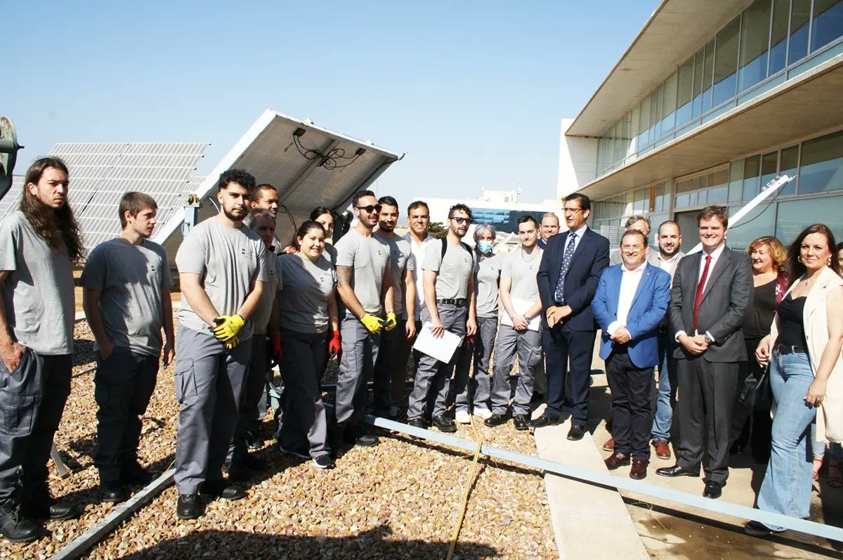 adolfomlo's tweet photo. 👷 15 jóvenes desempleados se forman en las instalaciones de #ISFOC de Puert❤llano en el montaje y mantenimiento de instalaciones solares fotovoltaicas  con el programa de formación #Promueve de la @DiputacionCR , financiado con fondos europeos, a través del @territorialgob + https://t.co/y2lj9oLW3H