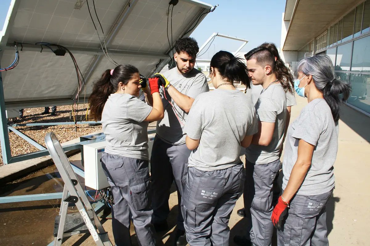 adolfomlo's tweet photo. 👷 15 jóvenes desempleados se forman en las instalaciones de #ISFOC de Puert❤llano en el montaje y mantenimiento de instalaciones solares fotovoltaicas  con el programa de formación #Promueve de la @DiputacionCR , financiado con fondos europeos, a través del @territorialgob + https://t.co/y2lj9oLW3H