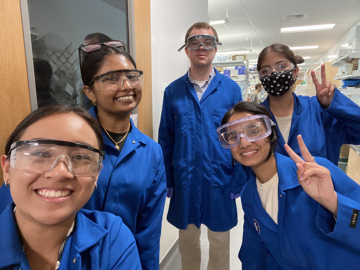 FindGenomics's tweet image. Our intern team got to shadow Shane Kennedy from the TIME lab at UCR yesterday! We got to see cells frozen in liquid nitrogen as well as his cell culture organization and process. We appreciate his time and wise words as well! #stem #lab #mentoring #happycell