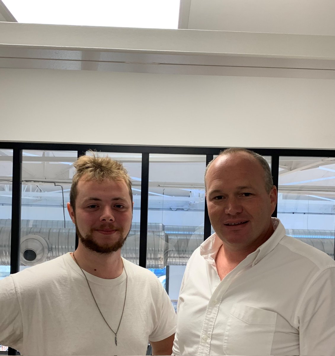 CiocciM's tweet photo. 🔎#1parrain1emploi ➡ Signature du contrat pour Terry avec le responsable de la pharmacie BECKER  https://t.co/ADETZxidRJ assurant le rôle de parrain➡ faciliter l’accès/le retour à l’emploi. grace à des engagements moraux réciproques appuyés par le conseiller @poleemploi_paca https://t.co/6hhFdvyyvP