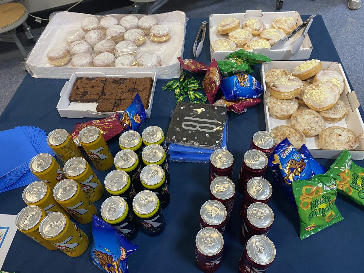FEBSSW17's tweet photo. Our super friendly @febssw17 volunteers selling premium 7UP drinks in cherry, mojito & cocktail flavours, alongside sweet buns, brownies & jam filled doughnuts at @ernestbevincoll summer showcase this evening.
#SupportYourSchool | #PTALife | #ItsForTheBoys | #WorldChocolateDay https://t.co/hEyYrEYB6g