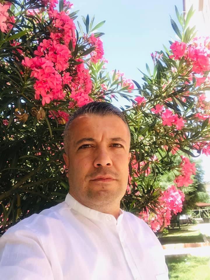 Gerekirse Altından Tahtınız Olsun, Bizim Masamızda Size Tabure Bile Yok..!
#HayırlıCumalar