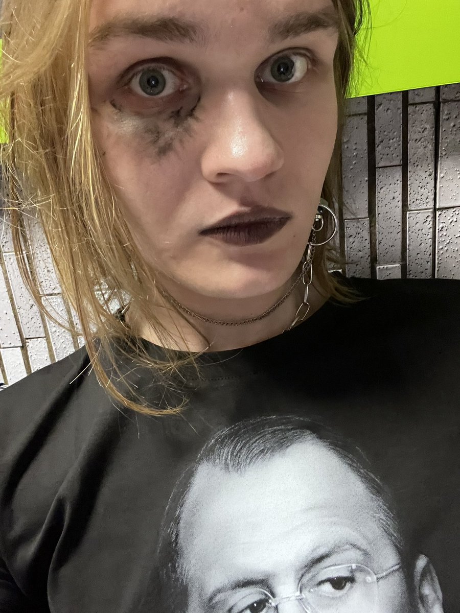 H03ALT_Fiona's tweet photo. что за жанр, чувакк? полит-панкготик кор? https://t.co/IsJINCeH03