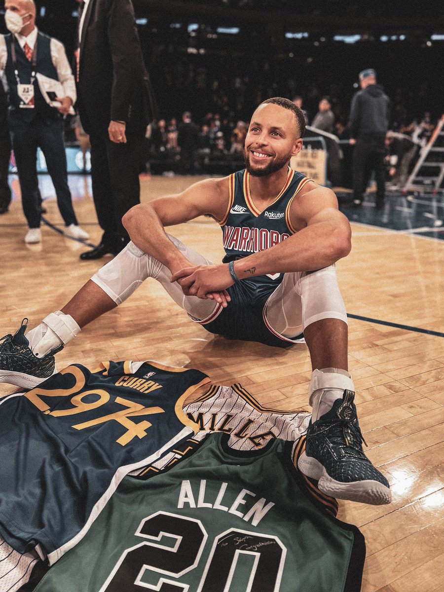 Stephen Curry has the most games with:

— 3 threes made (645)
— 4 threes made (480)
— 5 threes made (350)
— 6 threes made (210)
— 7 threes made (123)
— 8 threes made (72)
— 9 threes made (40)
— 10 threes made (22)
— 11 threes made (11)
— 12 threes made (2)

No one compares 🐐
