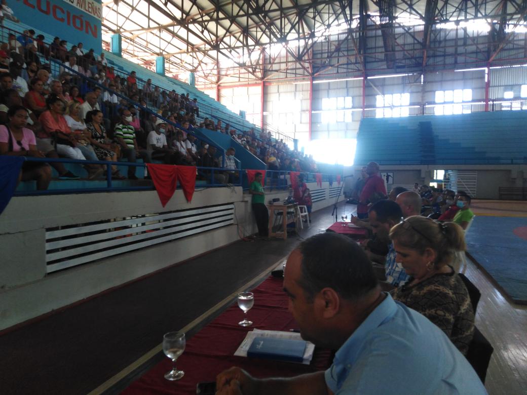 Yuri23777175's tweet photo. Dice presente el pueblo Avileño al llamado del Partido a defender la Revolución #CAVCapitaLate #CiegodeAvila #Cuba #Asamblea @DiazCanelB @DrRobertoMOjeda https://t.co/qIifaM8w5E