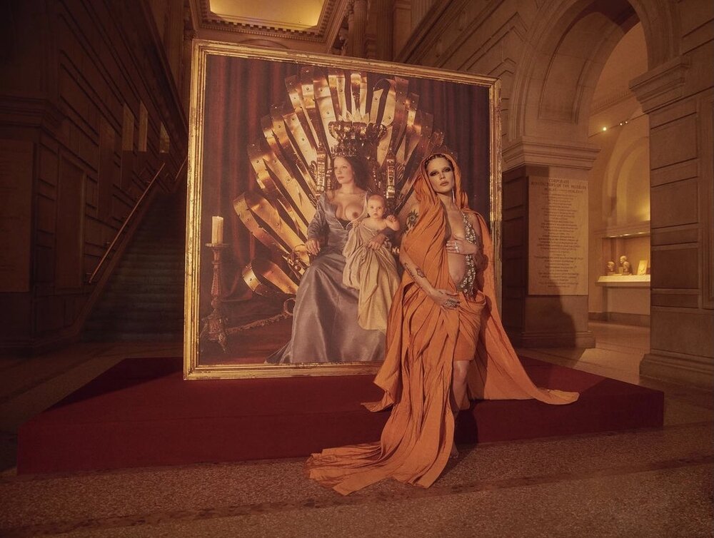 halseychile's tweet photo. Hace exactamente 1 año, Halsey reveló la emblemática portada de "If I Can't Have Love, I Want Power" desde el Museo Metropolitano de Arte en Nueva York. https://t.co/6Hw1kiUrQk