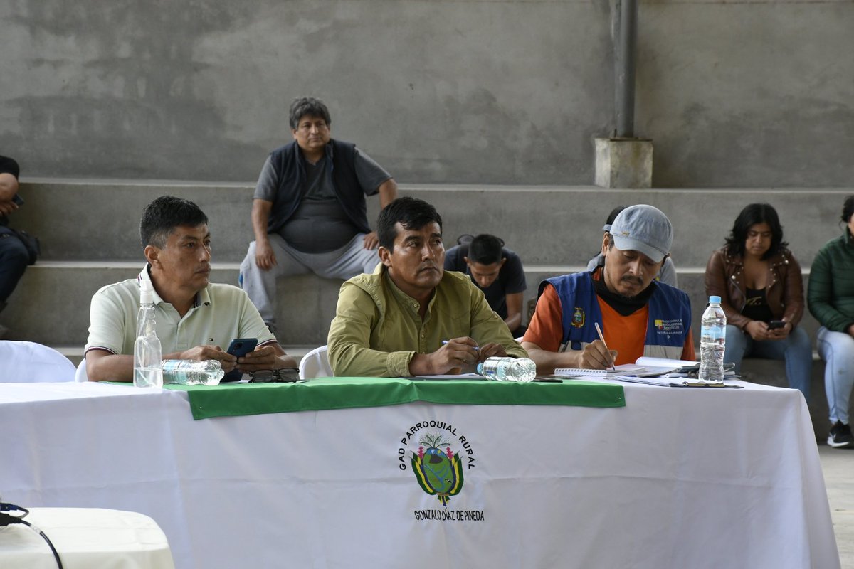 gad_elchaco's tweet photo. Se lleva a cabo la sesión extraordinaria del COE Cantonal en el sector de San Luis, con el fin de evaluar el avance y las acciones realizadas por los líderes de las mesas técnicas en relación al evento erosivo del río coca https://t.co/DSC48KjufY