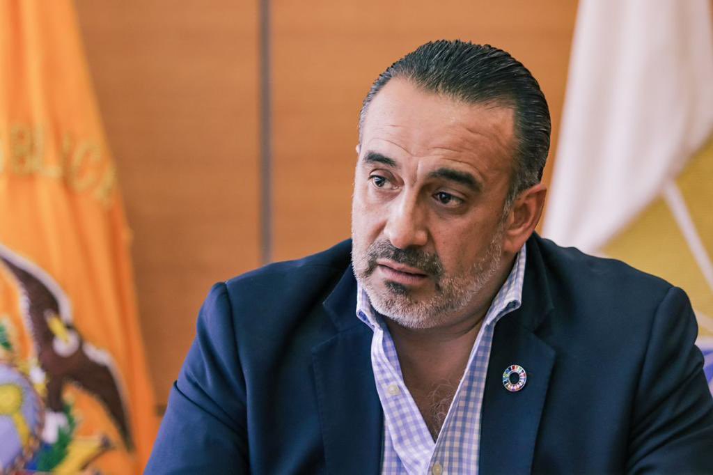 dariovherrera's tweet photo. ¡Comprometidos con la reconstrucción de #Manabí! 🤝

Junto con el gobernador de #Manabí, @juanfranciscoNH, tratamos sobre las obras pendientes y próximos proyectos de vialidad y construcción para el beneficio de los manabitas. https://t.co/j7CV4dGWSk
