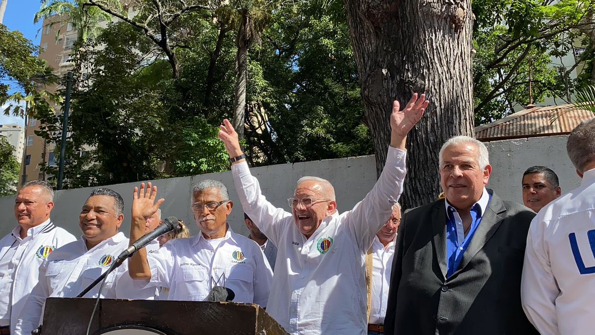adbernabe's tweet photo. En la casa “Carlos Andrés Pérez” de El Paraíso, quedó juramentado @MiguelenaAzocar, como Secretario General Seccional #Caracas y todos los miembros del CES. #AcciónDemocrática está con el pueblo, movilizados en todos los rincones del país, porque en el 2024 #VolveremosAMiraflores https://t.co/4zoZ5o4PHV