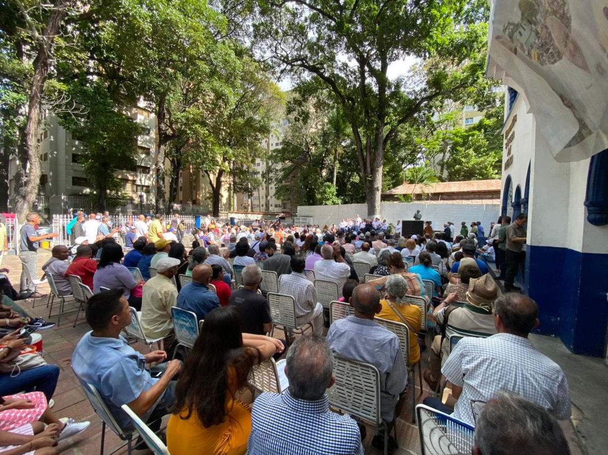adbernabe's tweet photo. En la casa “Carlos Andrés Pérez” de El Paraíso, quedó juramentado @MiguelenaAzocar, como Secretario General Seccional #Caracas y todos los miembros del CES. #AcciónDemocrática está con el pueblo, movilizados en todos los rincones del país, porque en el 2024 #VolveremosAMiraflores https://t.co/4zoZ5o4PHV