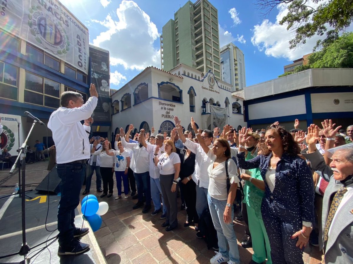 adbernabe's tweet photo. En la casa “Carlos Andrés Pérez” de El Paraíso, quedó juramentado @MiguelenaAzocar, como Secretario General Seccional #Caracas y todos los miembros del CES. #AcciónDemocrática está con el pueblo, movilizados en todos los rincones del país, porque en el 2024 #VolveremosAMiraflores https://t.co/4zoZ5o4PHV