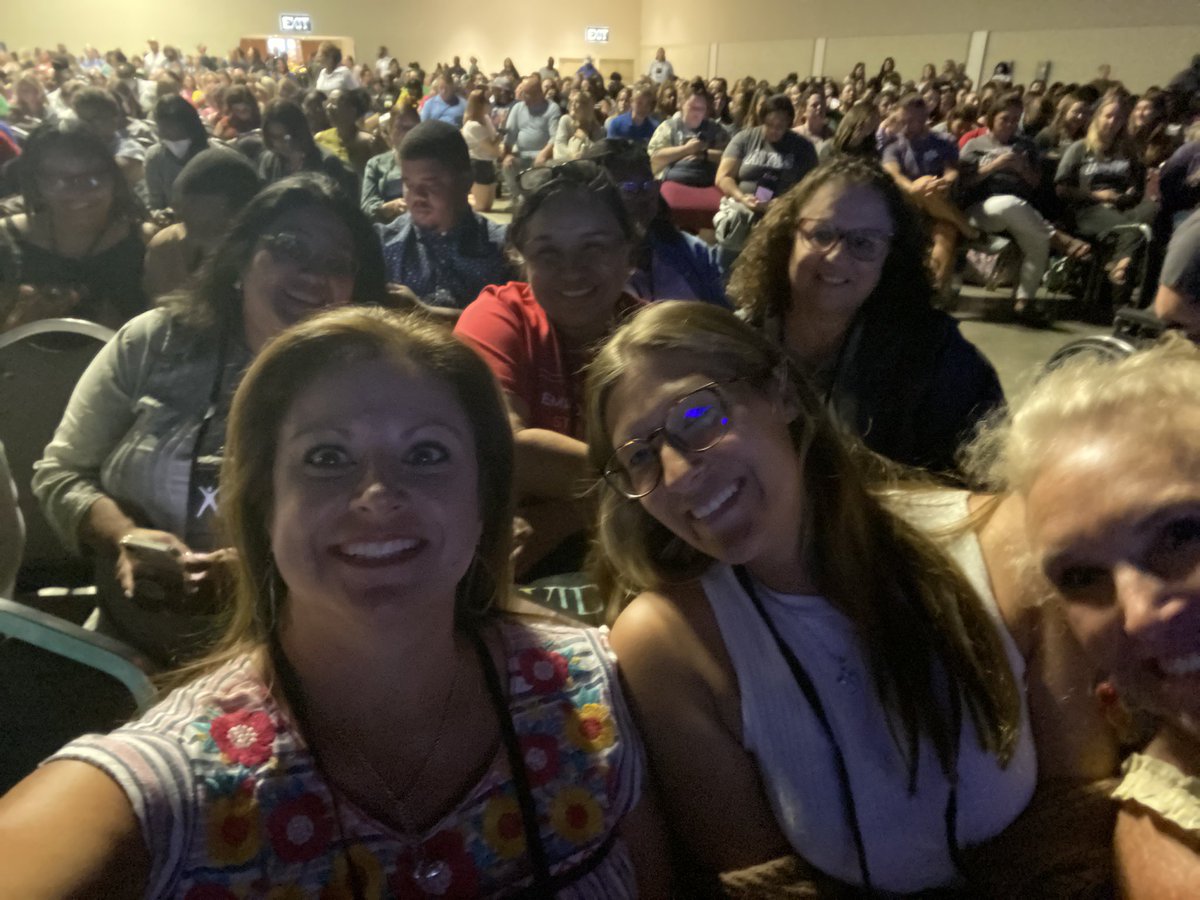 17_cea's tweet photo. #AVID4Possibility General Session Taft ISD representing!! 🐾💚🐾 https://t.co/sWMbhLAWKS