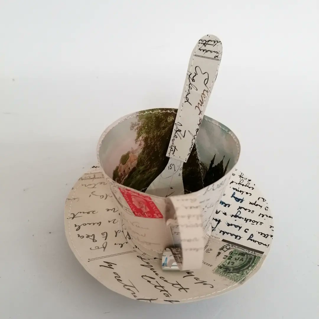 paperjennifer's tweet photo. Really lovely @madebyhanduk order recently arrived at its new forever home... https://t.co/qpw7o4YV2r
#jennifercollier #papersculpture #papercup #paperteacup #paperspoon #cupsaucerandspoon #stitchedpaper #recycledpaper #vintagepaper #vintagepostcards https://t.co/lbfOWvK3C9