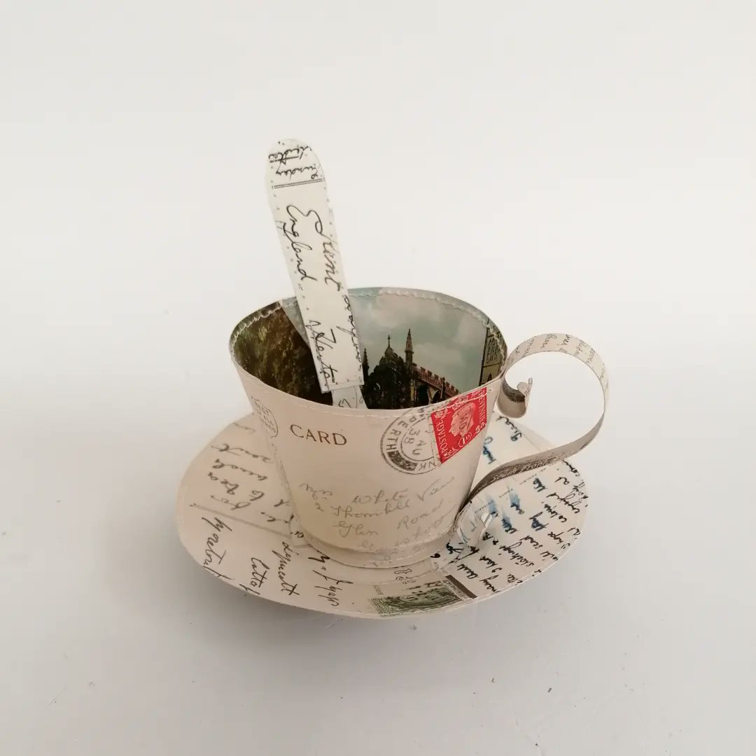 paperjennifer's tweet photo. Really lovely @madebyhanduk order recently arrived at its new forever home... https://t.co/qpw7o4YV2r
#jennifercollier #papersculpture #papercup #paperteacup #paperspoon #cupsaucerandspoon #stitchedpaper #recycledpaper #vintagepaper #vintagepostcards https://t.co/lbfOWvK3C9