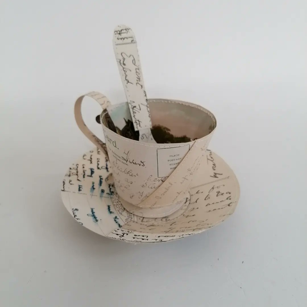 paperjennifer's tweet photo. Really lovely @madebyhanduk order recently arrived at its new forever home... https://t.co/qpw7o4YV2r
#jennifercollier #papersculpture #papercup #paperteacup #paperspoon #cupsaucerandspoon #stitchedpaper #recycledpaper #vintagepaper #vintagepostcards https://t.co/lbfOWvK3C9